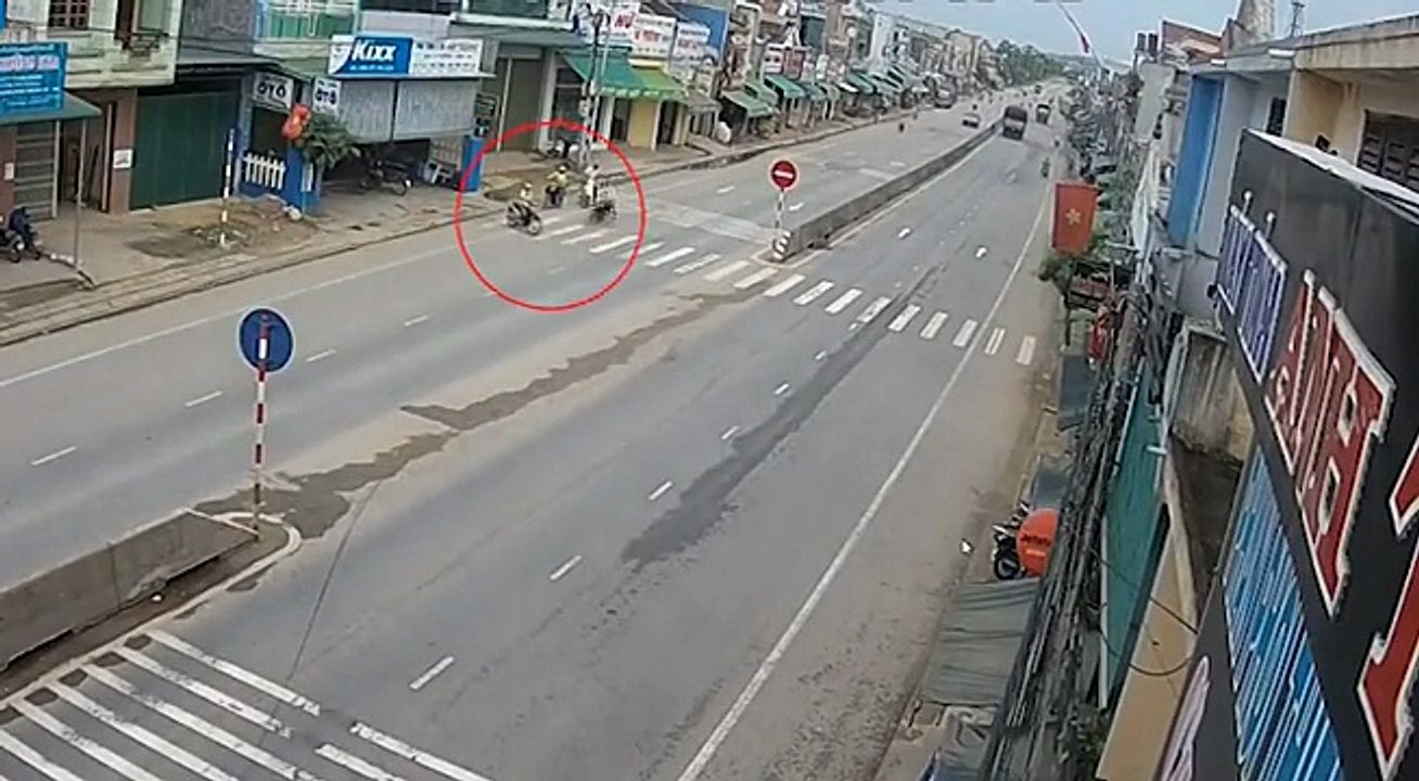 Người đàn ông qua đường ẩu bị xe máy tông, dép văng xa gần chục mét