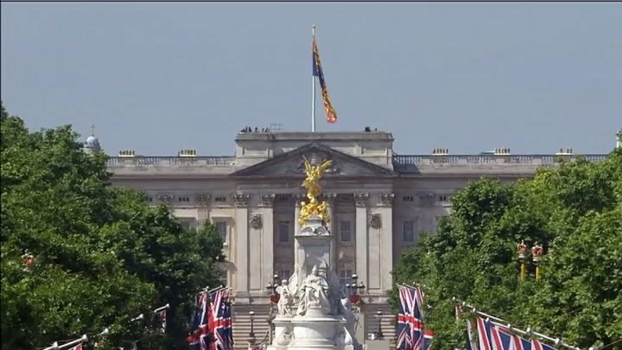 Incendie de la tour Grenfell : Elizabeth II observe une minute de silence en hommage aux victimes