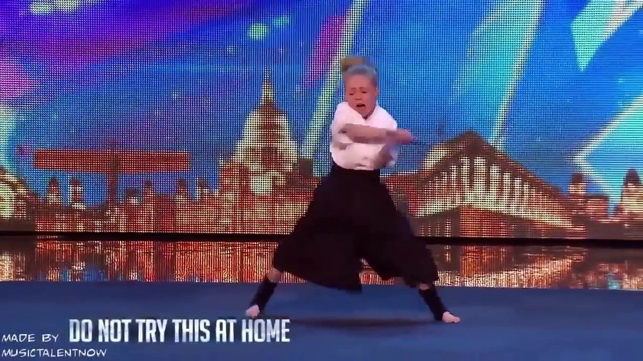 This  LITTLE CUTE GIRL  Will NEVER Get KIDNAPPED!! LOL,Britain's Got Talent ( Cette petite fille mignonne ne sera jamais kidnappée !! L'Angleterre a un incroyable talent)