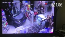 Ce conducteur a trouvé une technique pour aller faire ses courses sans se mouiller!