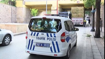 Alt Geçide Sıkışan Tır Çekici Yardımıyla Böyle Kurtarıldı