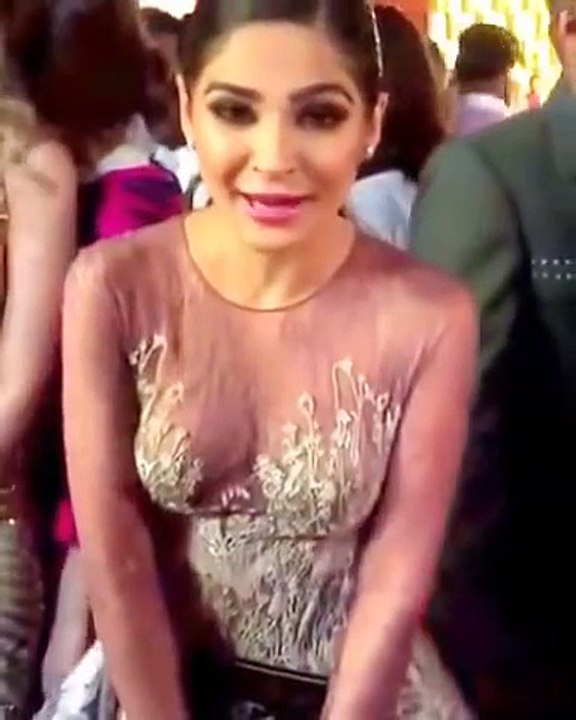 Ayesha Omar Being Criticized The Dress She’s Wearing In LuxStyle Awards