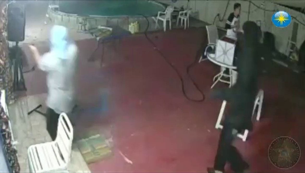 Un homme brave avec une machette défend sa propriété contre des braqueurs et il arrive à prendre leur fusil de chasse