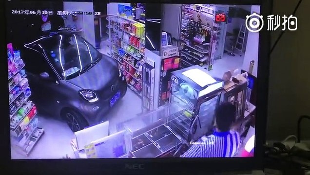 Un conducteur effronté ne voulait pas sortir sous la pluie,il a conduit sa voiture directement dans le magasin