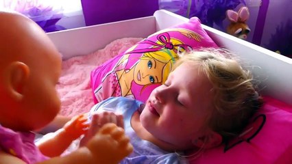 la Poupée BABY BORN a une grosse SURPRISE quand elle se reveille