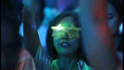 Una carrera bajo luz negra en Tailandia reúne a miles de personas