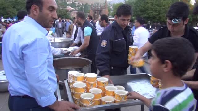 Bakan Çağatay Kılıç Bitlislilerle Birlikte İftarını Açtı