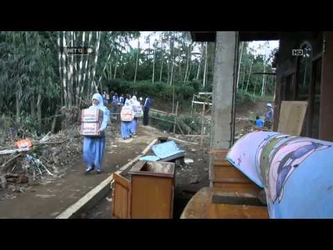 NET12 - Sejumlah siswa dan guru SMKN 1 Garut adakan bakti sosial pasca banjir bandang di Garut