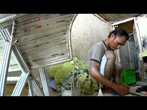 NET JATIM - Kerajinan Berbahan Limbah di Surabaya