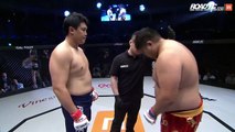 Un combattant de MMA envoie un coup dans les testicules de son adversaire