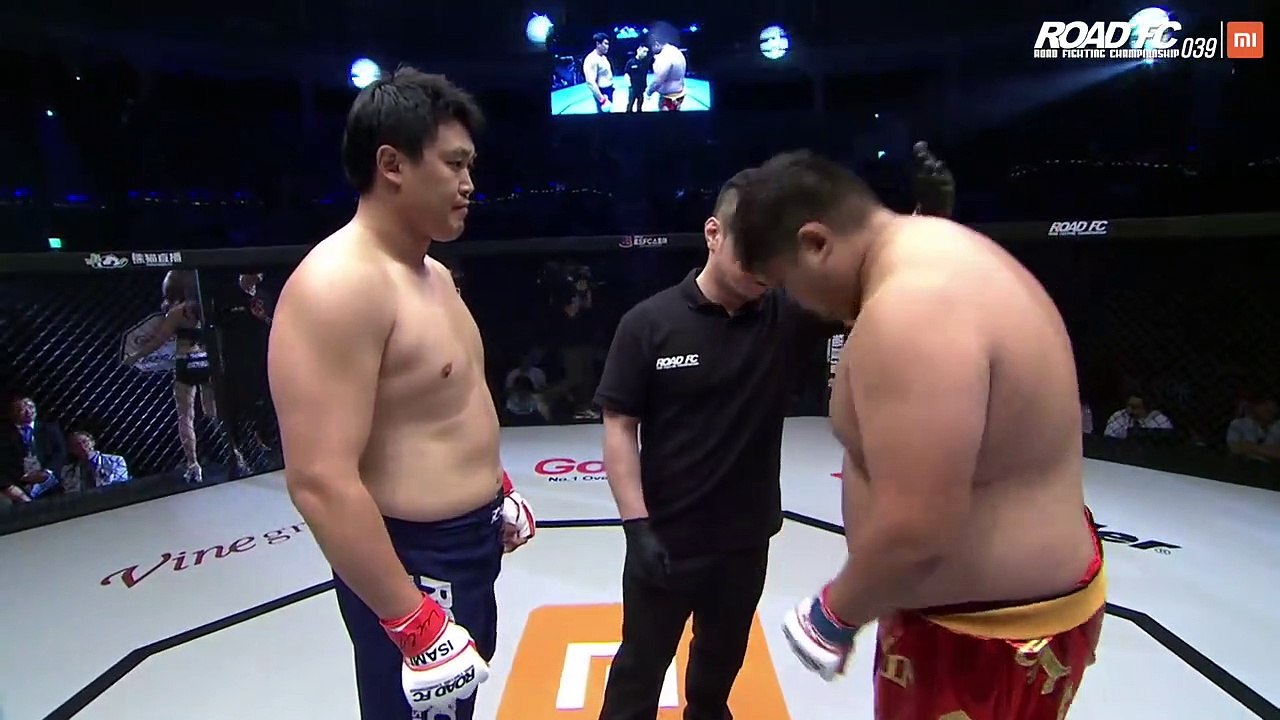 Un combattant de MMA envoie un coup dans les testicules de son adversaire