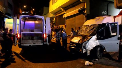 Minibüs Sokakta Oturanlara Çarptı: 3 Ölü 7 Yaralı