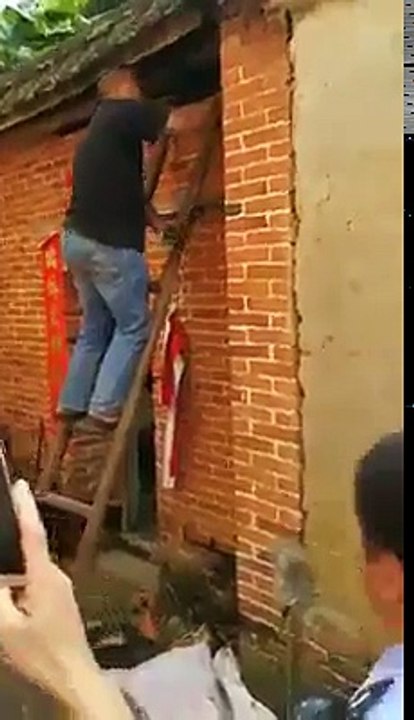 شاهدوا ما الذي أخرجه من هذا المبنى.... شيء لا يُصدق