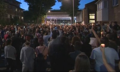 Aksi Nyalakan Lilin untuk Korban Kebakaran Apartemen