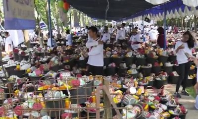 Warga Antre Paket Bahan Pokok Murah