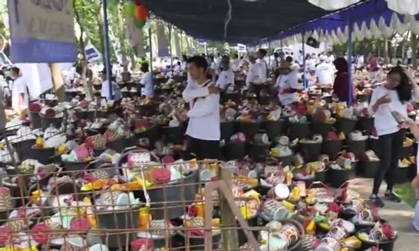 Warga Antre Paket Bahan Pokok Murah