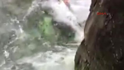 Rize Dereye Düşerek Boğulan Işçinin Cesedini Köylüler Çıkardı