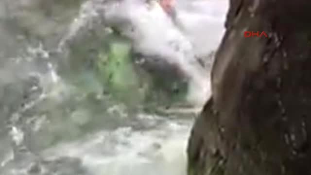 Rize Dereye Düşerek Boğulan Işçinin Cesedini Köylüler Çıkardı