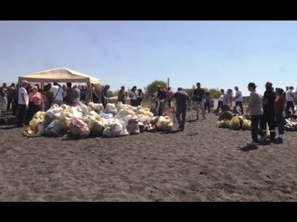 Torre Annunziata (NA) - Volontari Novartis ripuliscono spiaggia di Rovigliano (17.06.17)