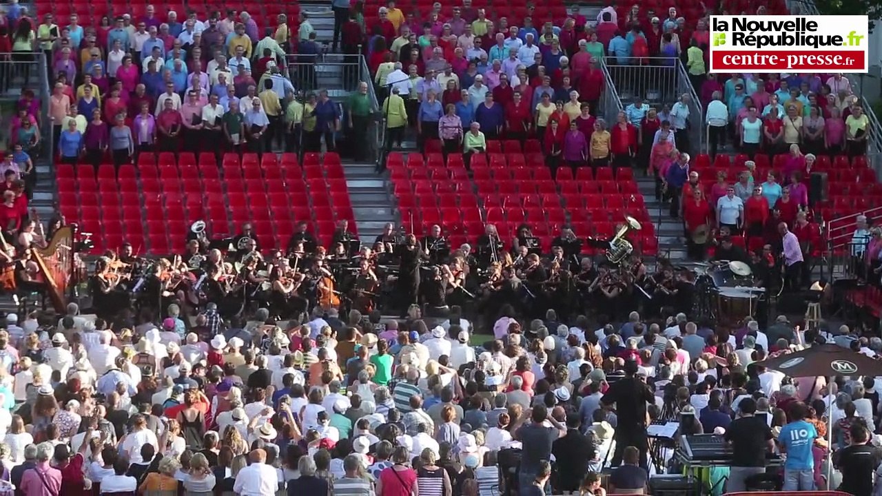 VIDEO. Chasseneuil-du-Poitou.1000 choristes au Futuroscope