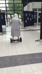 ¿Quién dijo que las monjas no podían ir en hoverboard?