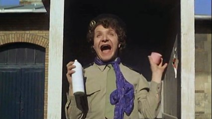 Canicule Sur La Caserne ☼ Comment Se Faire Réformer (extrait de film) (1978)