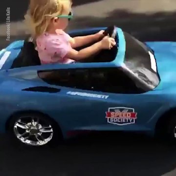 Cette petite fille conduit sûrement mieux que vous