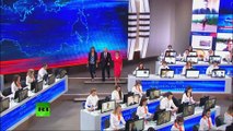 Ищем ВК девушки в красном из прямой линии с президентом России