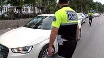 Babalar Günü Uygulaması Yapan Polislere Bu Kez Sürücülerden Sürpriz