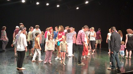 Au gala de la MJC, les parents montent sur la scène de la balle