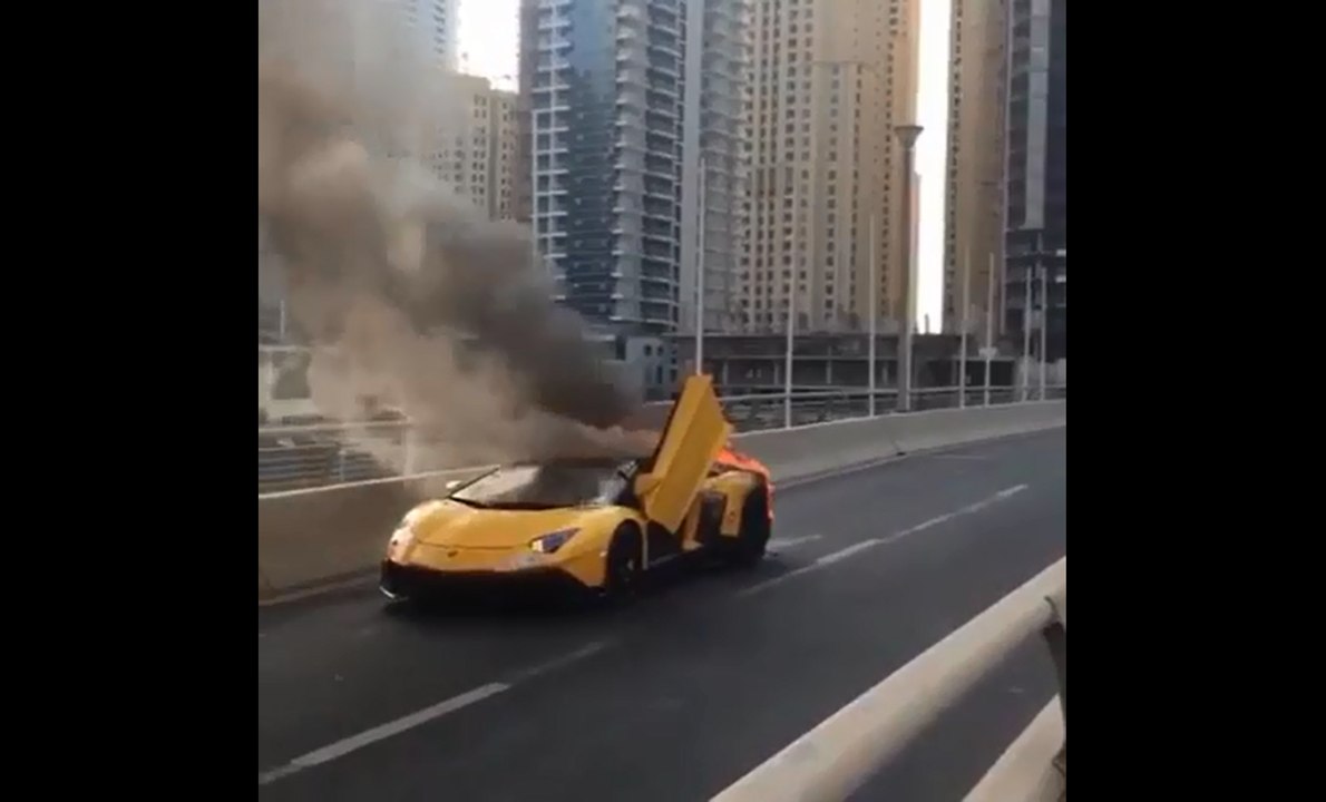 Une Lamborghini prend feu à Dubaï.