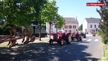 Carhaix. Les vieux tracteurs défilent en ville