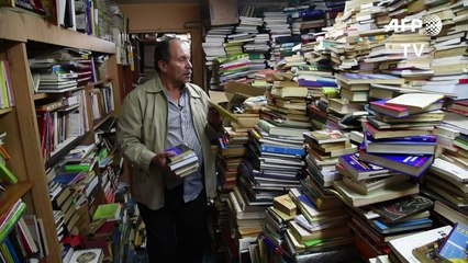 عامل نظافة كولومبي يؤسس مكتبة كبيرة من الكتب الملقاة في النفايات