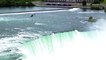 Une acrobate américaine suspendue par sa bouche à un hélicoptère au-dessus des chutes du Niagara