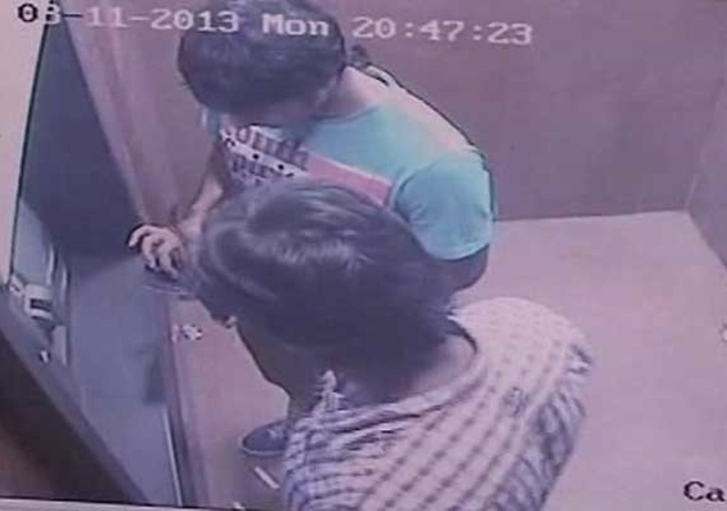 দেখুন চোররা কিভাবে ATM বুথ থেকে টাকা চুরি করে