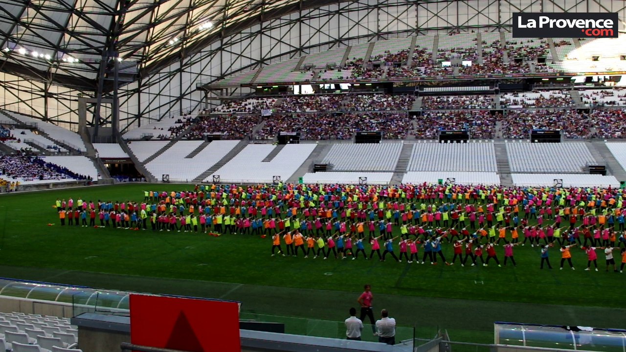 Les enfants marseillais se réunissent pour la fête des écoles publiques au Vélodrome