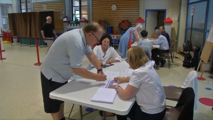 الفرنسيون يواصلون التصويت بالجولة الثانية للانتخابات التشريعية