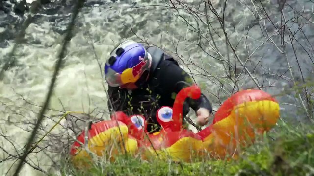 Descendre une chute d'eau de 25 mètres en matelas gonflable !