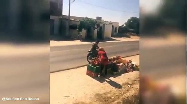 Quand un conducteur de train arrete sa locomotive pour acheter des peches... Vive la tunisie