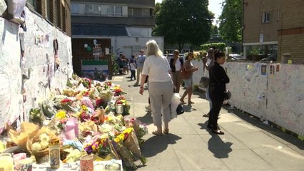 Download Video: Community gathers for tribute to Grenfell Tower victims, applauds firefighters