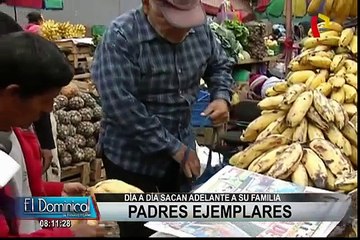Adultos mayores que celebran el Día del Padre trabajando para sobrevivir