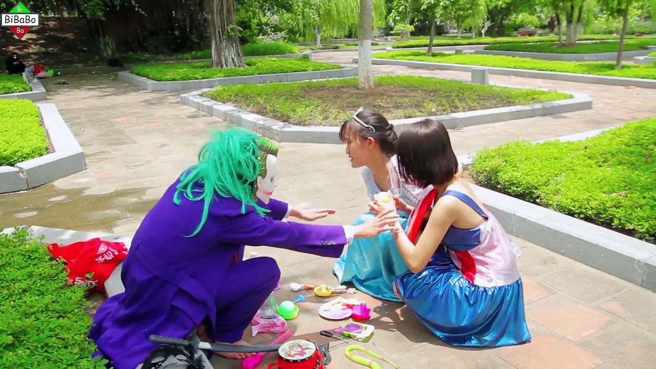 Et bébé homme chauve-souris gelé amusement amusement maléfique vilain afin homme araignée stupide contre Elsa joker