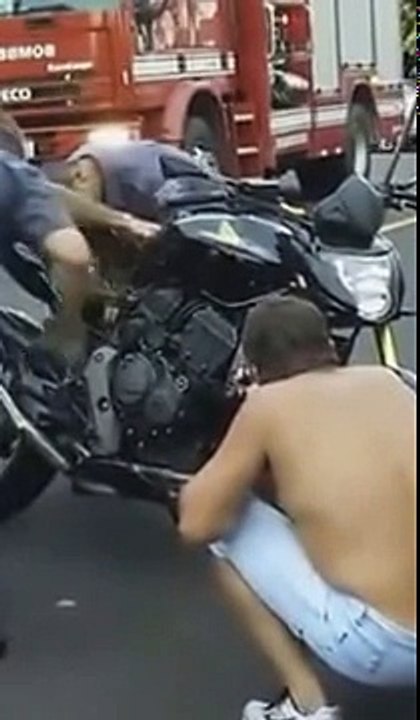 un motard ressent une vive douleur il s'arrete avant de s'évanouir regardez ce quils ont trouvé