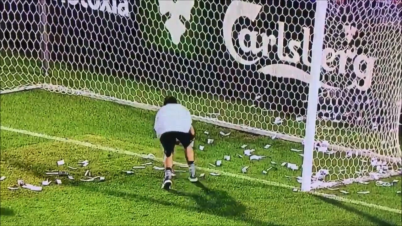 Des supporters jettent de faux billets sur les cages de Donnarumma