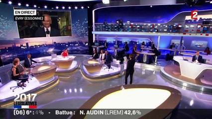 Valls annonce sa victoire dans une ambiance tendue à la mairie d'Evry