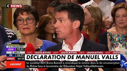 Télécharger la video: Regardez les images des incidents quand Manuel Valls prend la parole à la Mairie d'Evry sous les huées