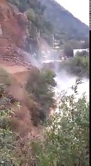 Tai nạn khủng khiếp khi máy xúc làm việc trên sườn núi [TinVietHot]