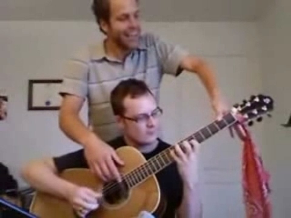 Guitare jouée par 4 mains
