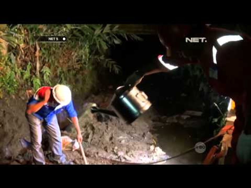 Pipa pertamina bocor, petugas mencari titik kebocoran - NET5