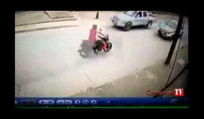 Motosikletli havada defalarca takla attı